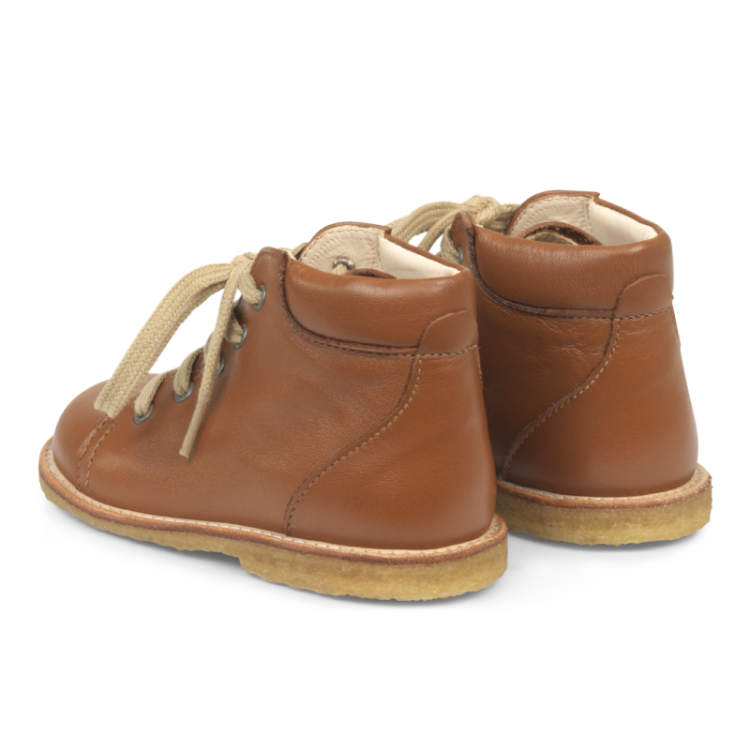classic lace-up shoe cognac 