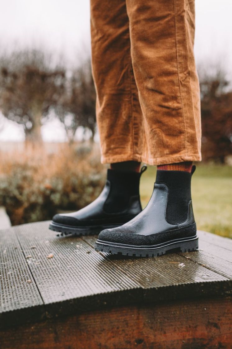 chelsea boot with track sole black