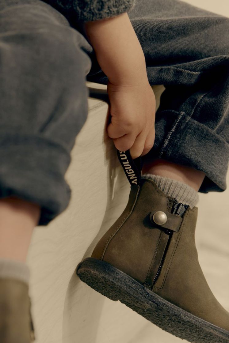 chelsea boot with logo tape dark olive 