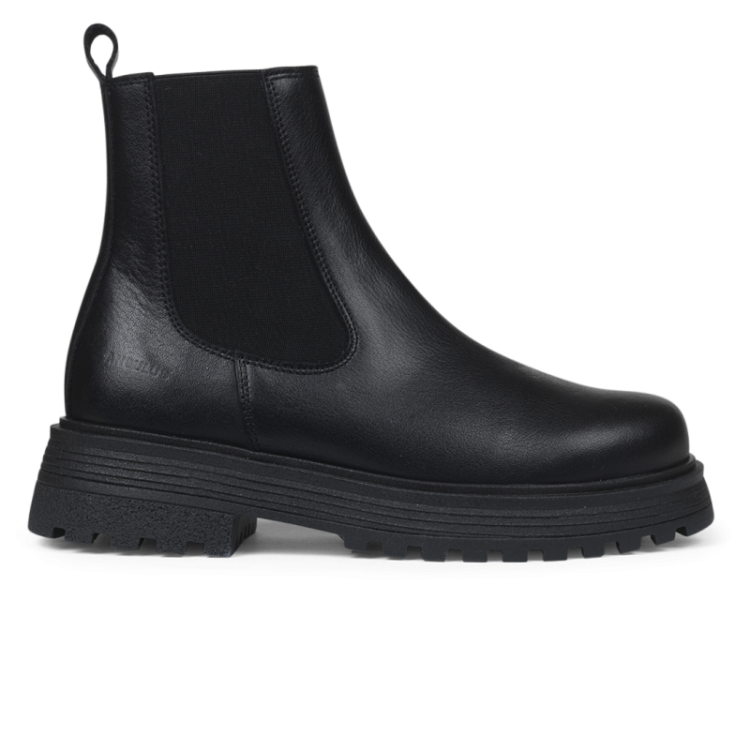 chelsea boot with track sole black