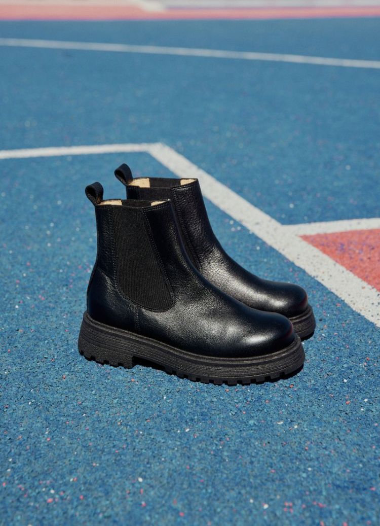 chelsea boot with track sole black