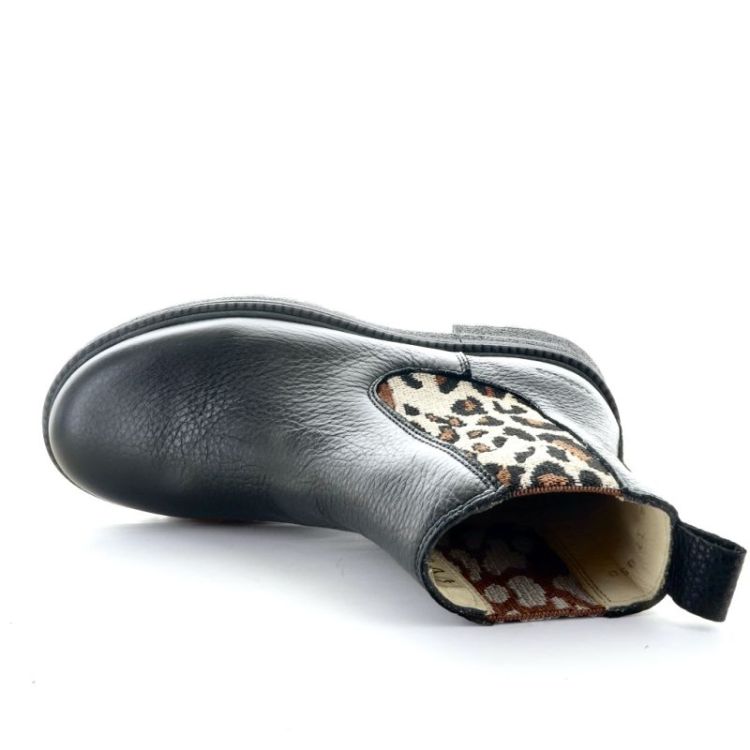 chelsea boot with track sole black leo